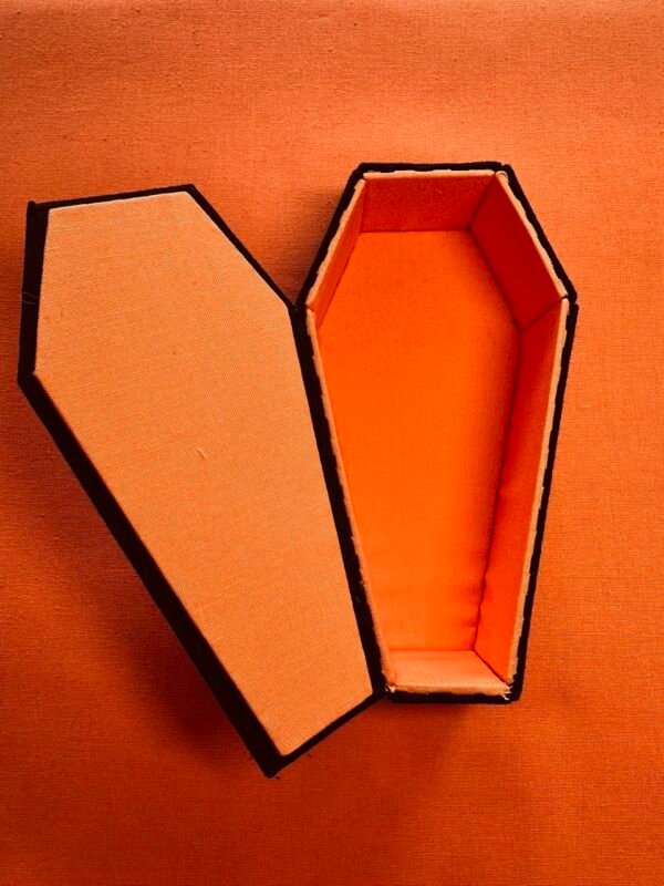 diy-halloween-coffin DIY Halloween decoration