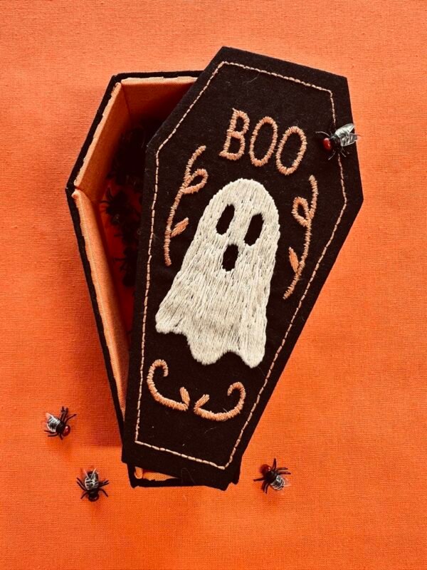 halloween-embroidery-ghost DIY Halloween ghost coffin embroidery project