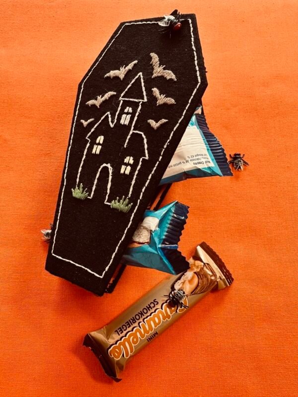 halloween-embroidery-house DIY Halloween haunted house coffin embroidery project